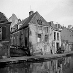 845453 Gezicht op enkele huizen aan de Twijnstraat aan de Werf te Utrecht met links de ingang van de Wijde Watersteeg.
